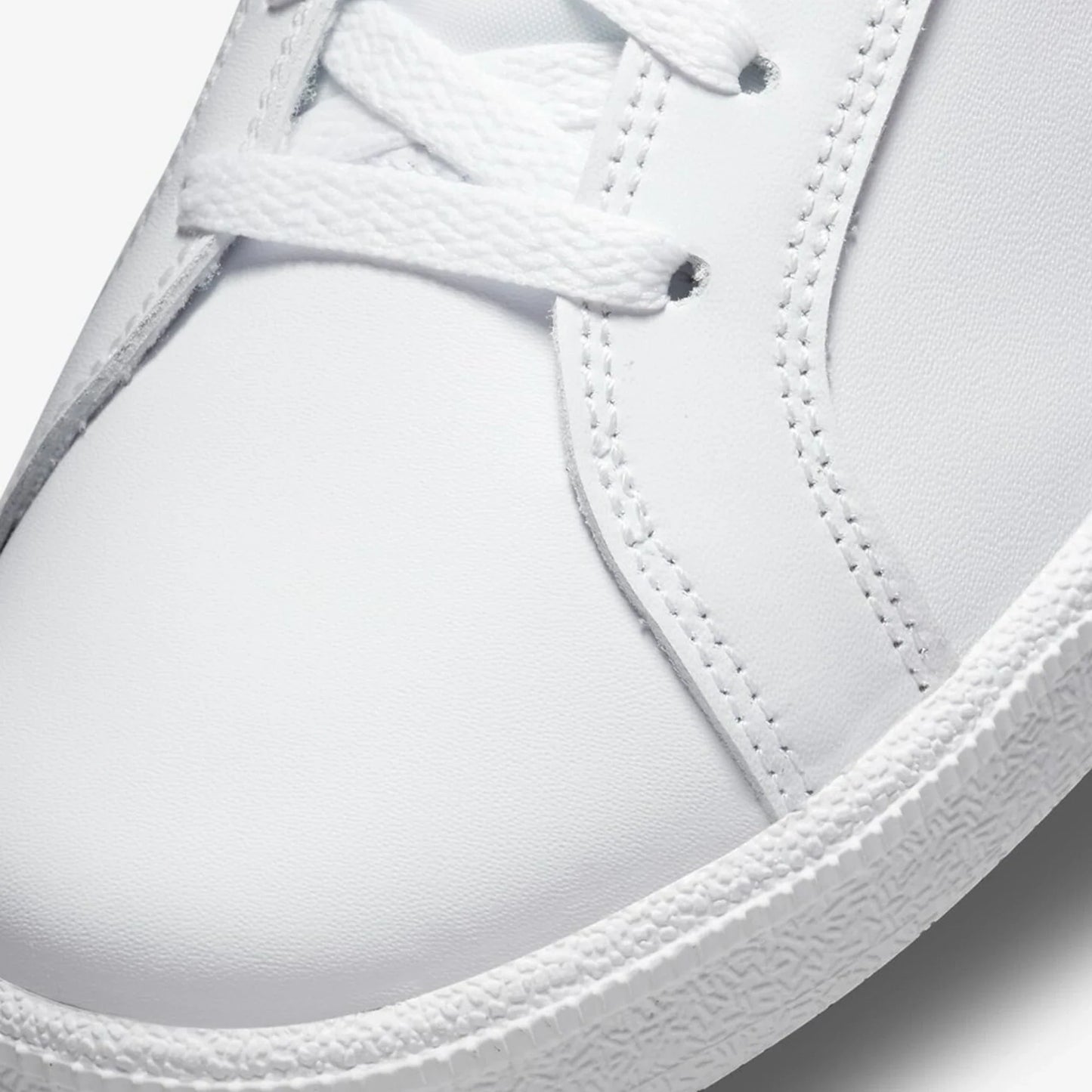 Court Royale 'White Black