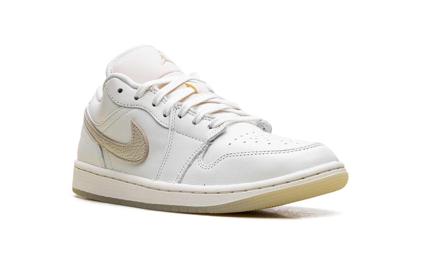 1 Low SE WMNS "Metallic Team Gold" HV5157 100