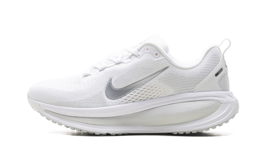 Vomero 18 WMNS"White Photon Dust Summit White Metallic Silver" HM6804 104