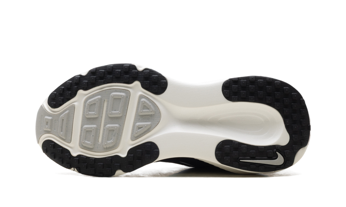 Vomero 18 WMNS"Black Summit White" HM6804 005