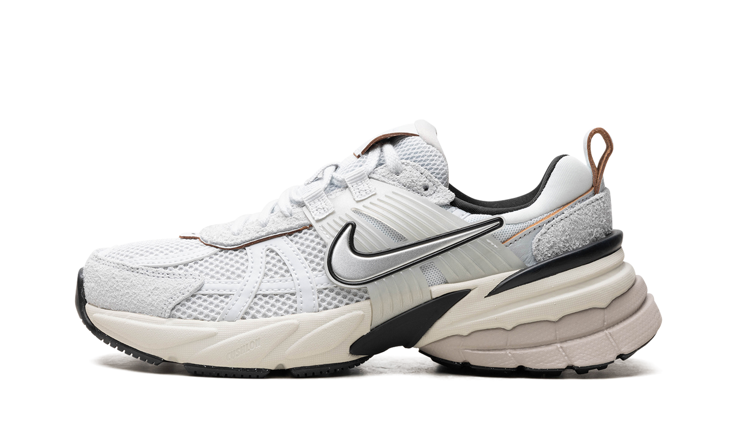 V2K Run WMNS"Pure Platinum/ Chrome" FN6703 002