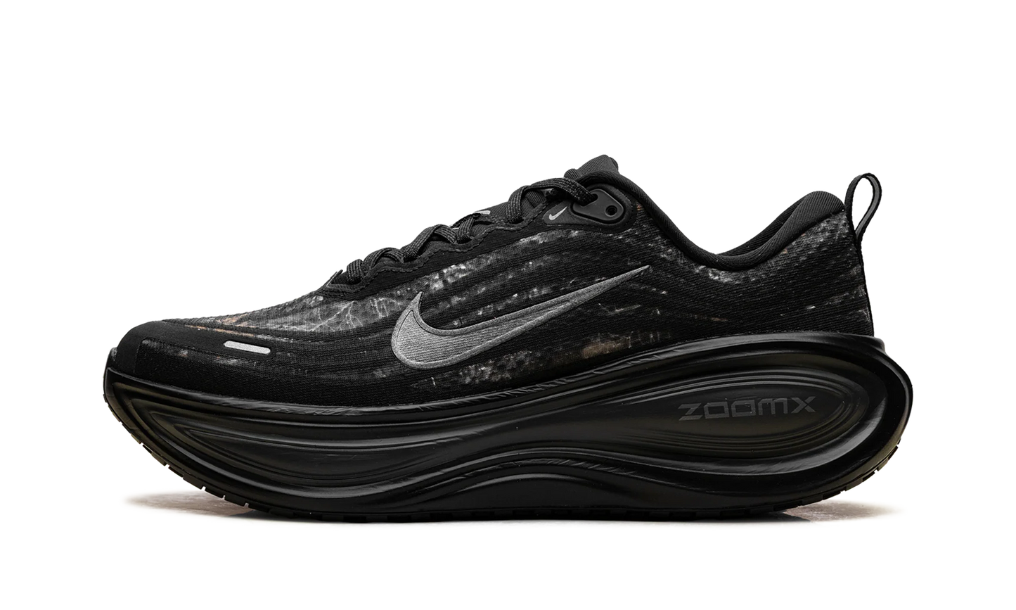 Vomero Plus "Black / Dark Smoke Grey / Anthracite / Metallic Dark Grey" IM3985 001