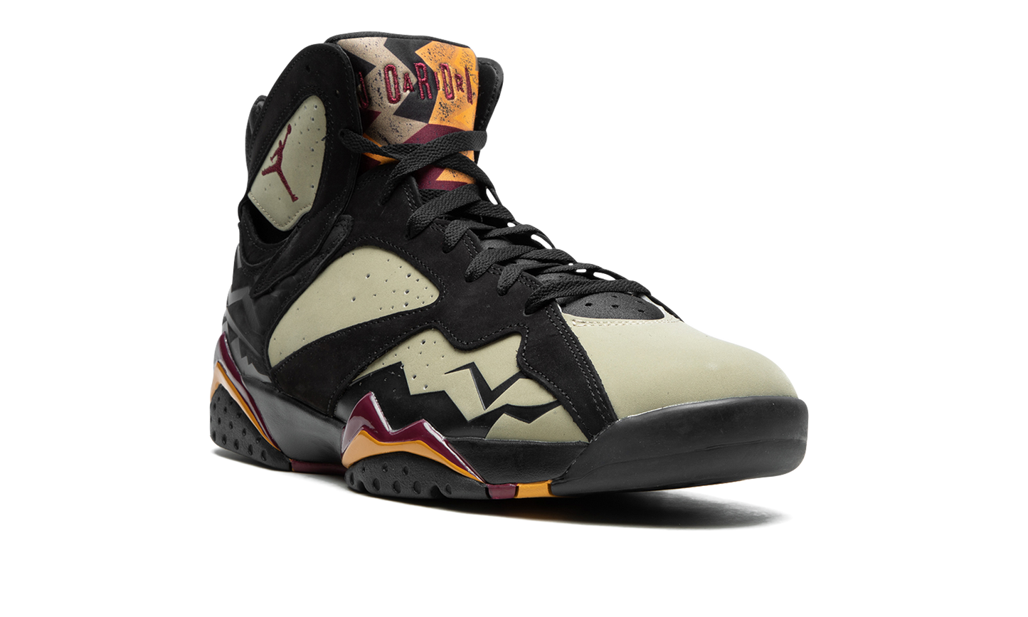7 SE "Black Olive" DN9782 001