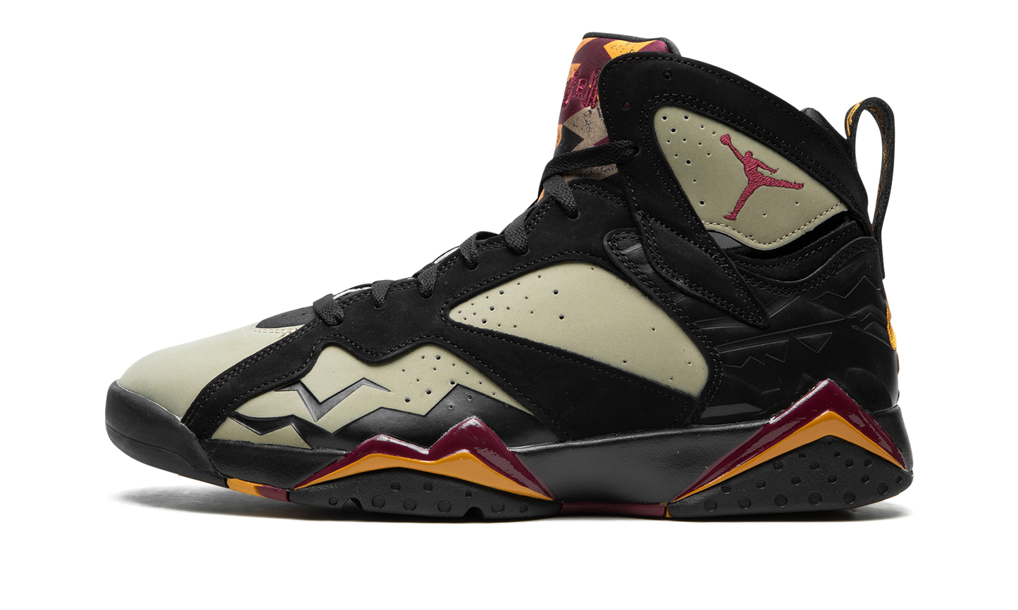 7 SE "Black Olive" DN9782 001