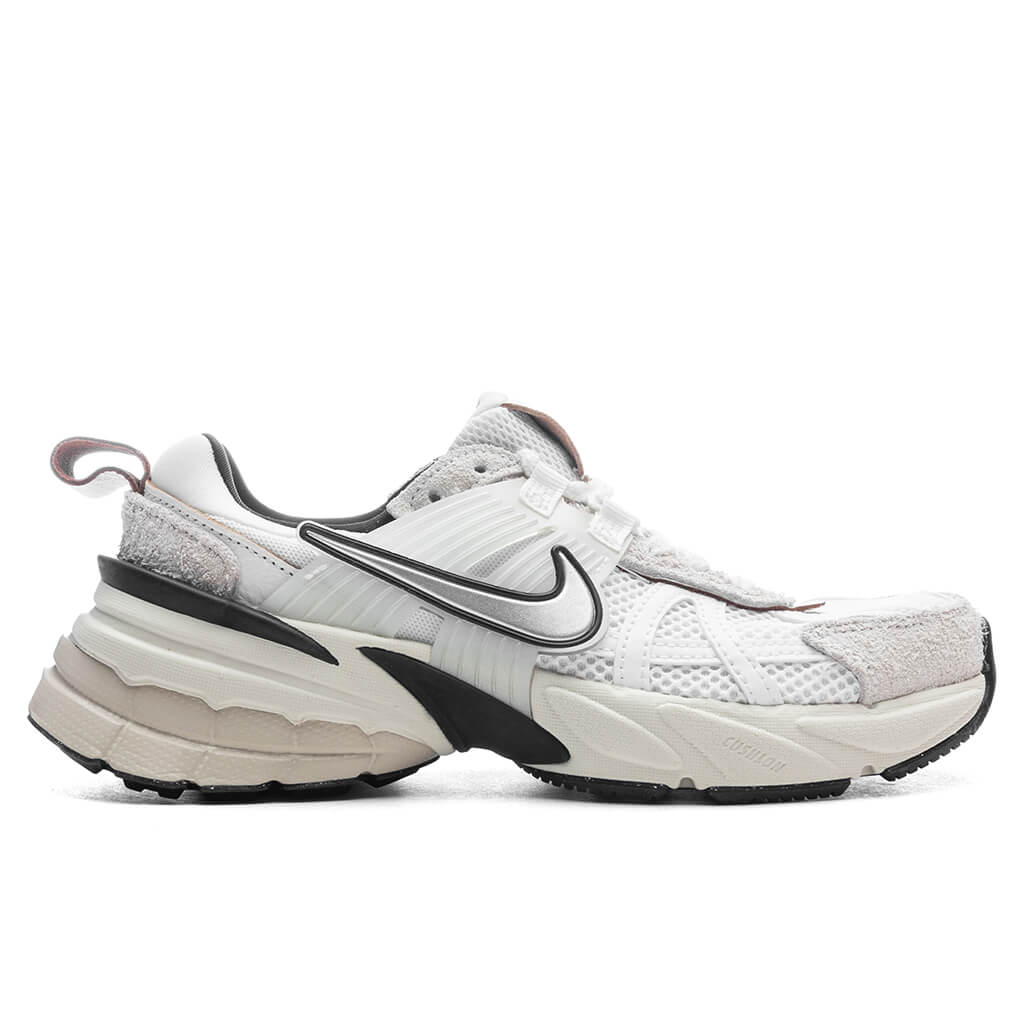Women's V2K Run - Summit White/Chrome/White/Light Orewood Brown