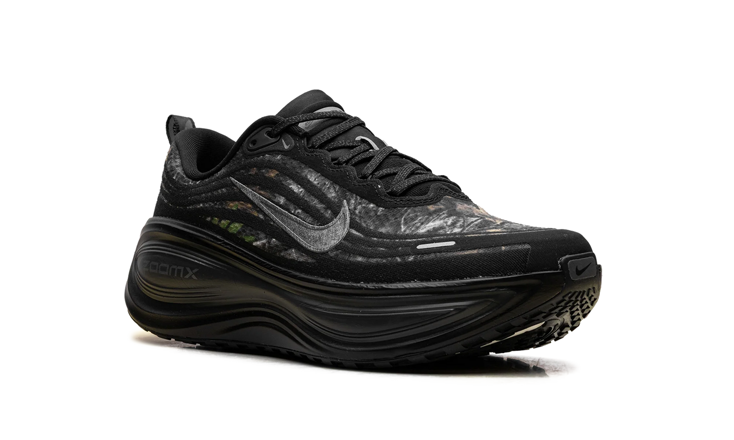 Vomero Plus "Black / Dark Smoke Grey / Anthracite / Metallic Dark Grey" IM3985 001