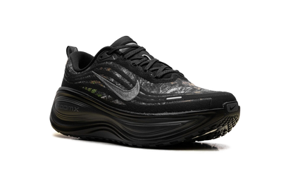 Vomero Plus "Black / Dark Smoke Grey / Anthracite / Metallic Dark Grey" IM3985 001