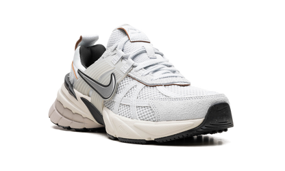 V2K Run WMNS"Pure Platinum/ Chrome" FN6703 002