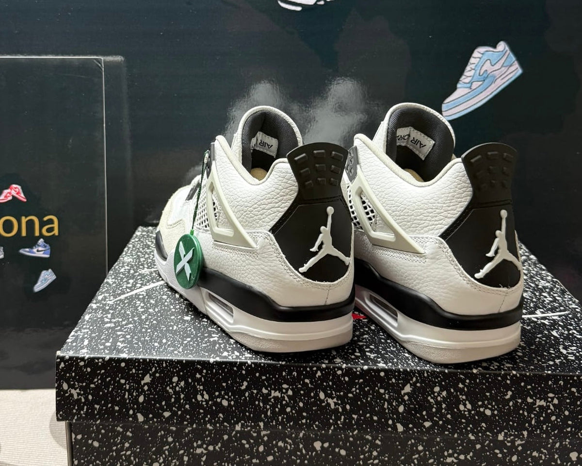 4 Retro Military Black