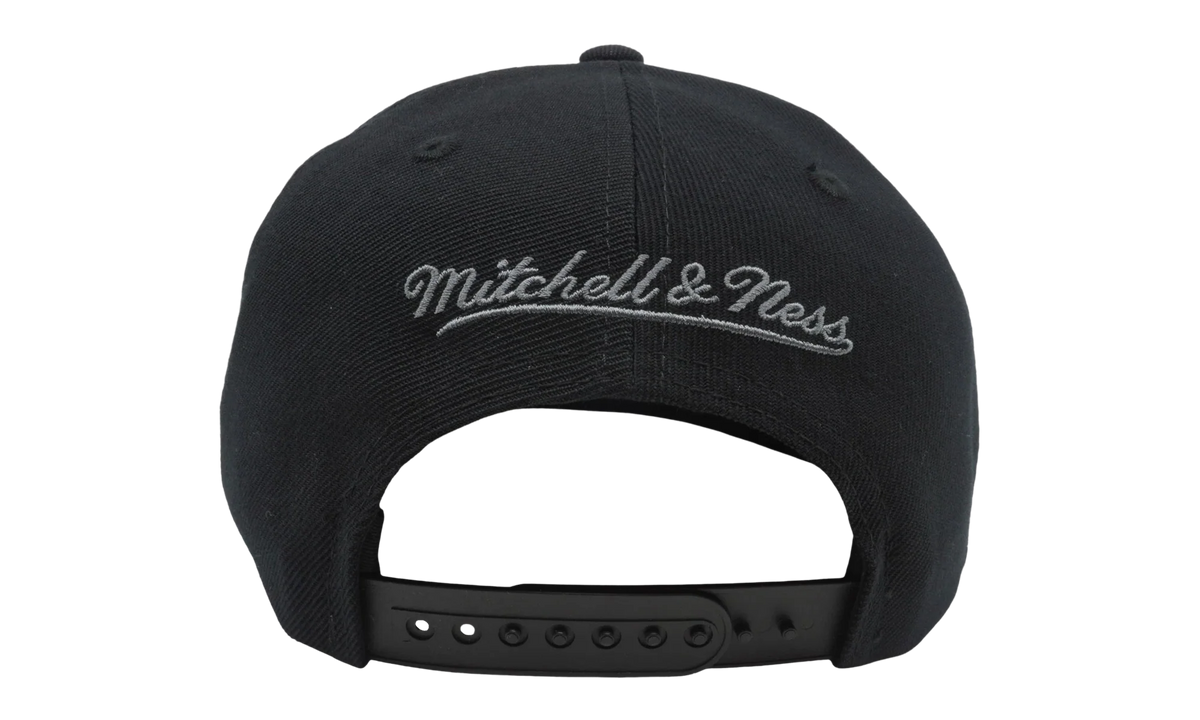NBA Blackout Reflective Snapback Cap "Chicago Bulls - Black" 6HSSBC20053 CBUBLCK
