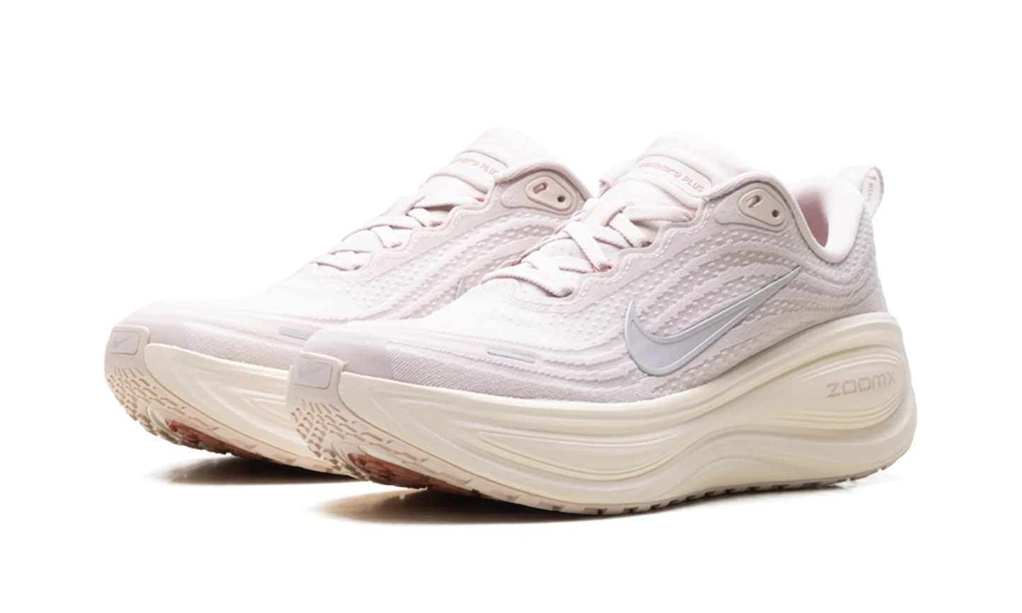 Vomero Plus WMNS "Silt Red Stardust" HV8154 605