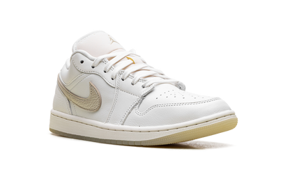 1 Low SE WMNS "Metallic Team Gold" HV5157 100