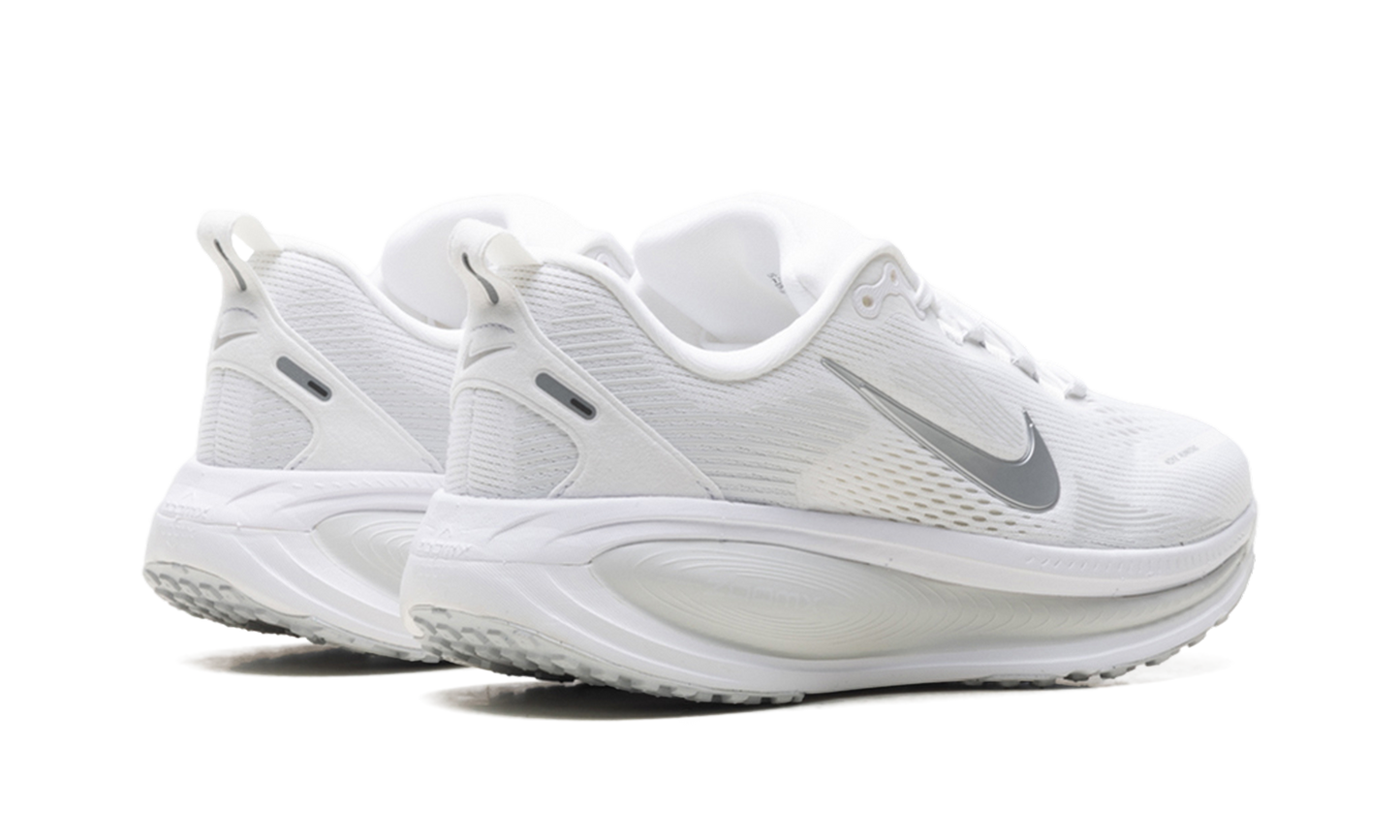 Vomero 18 WMNS"White Photon Dust Summit White Metallic Silver" HM6804 104