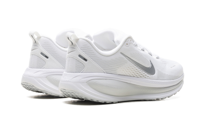 Vomero 18 WMNS"White Photon Dust Summit White Metallic Silver" HM6804 104