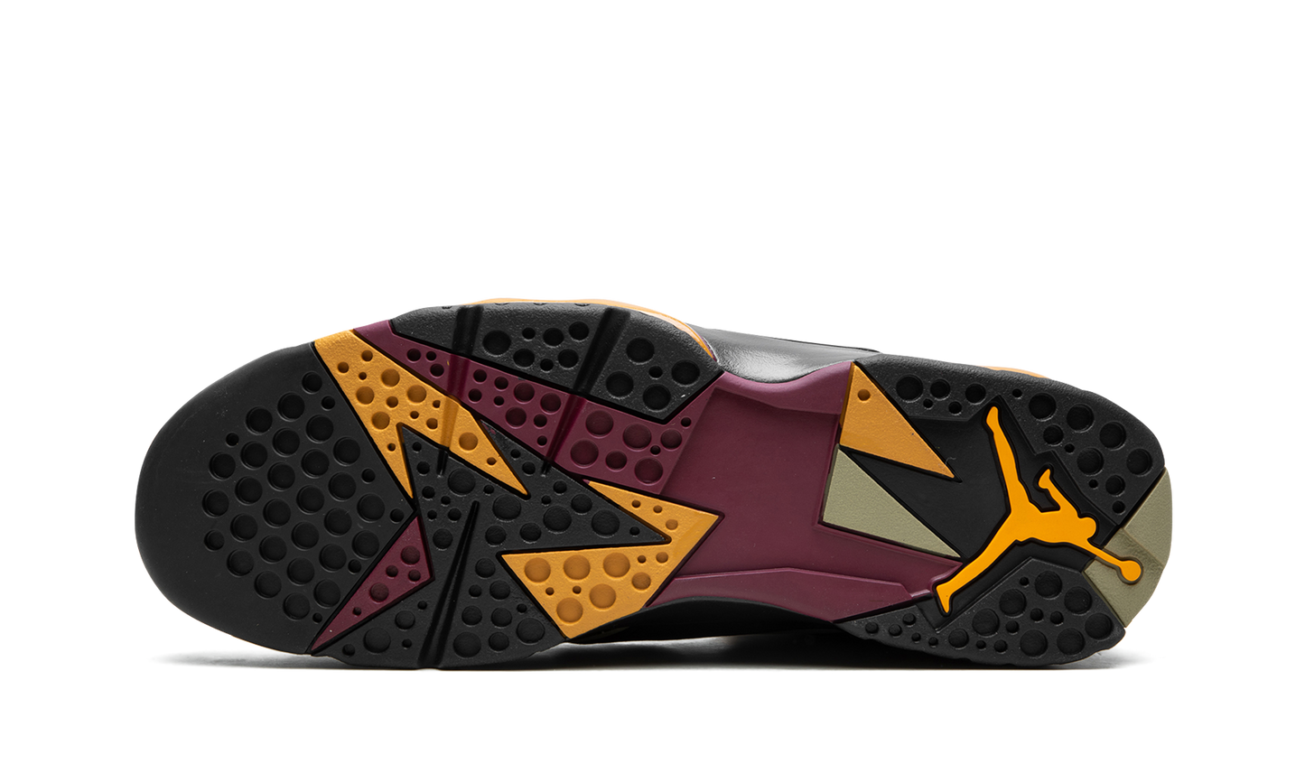 7 SE "Black Olive" DN9782 001