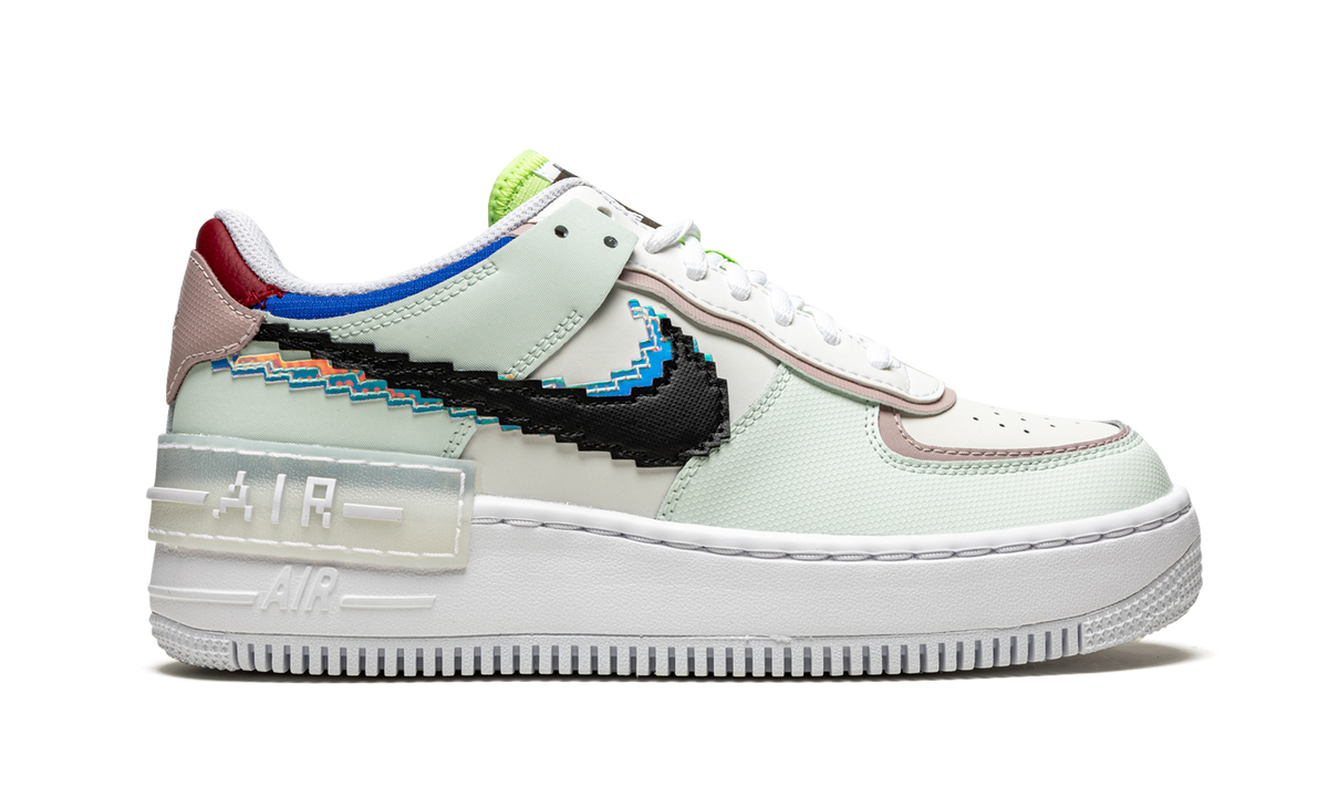 AF1 SHADO SE WMNS"Pixel Swoosh" CV8480 300