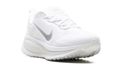 Vomero 18 WMNS"White Photon Dust Summit White Metallic Silver" HM6804 104