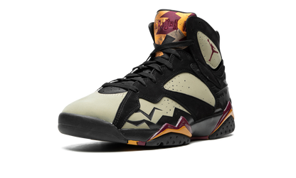 7 SE "Black Olive" DN9782 001