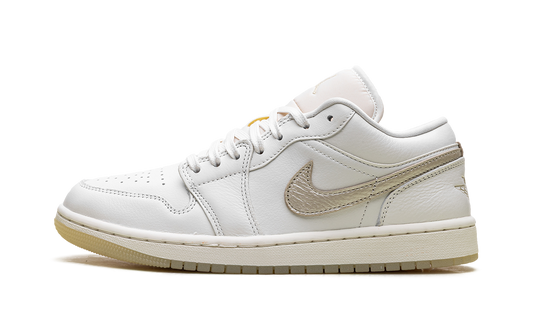 1 Low SE WMNS "Metallic Team Gold" HV5157 100